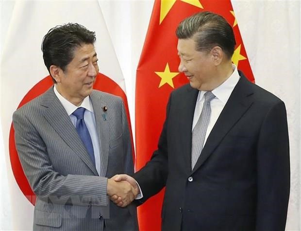Chủ tịch Trung Quốc Tập Cận Bình (phải) và Thủ tướng Nhật Bản Shinzo Abe (trái) trong cuộc gặp bên lề Diễn đàn Kinh tế phương Đông (EEF) lần thứ 4 tại Vladivostok, Nga ngày 12-9. (Ảnh: AFP/TTXVN)