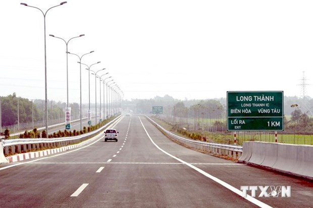 A part of the Bến Lức – Long Thành Expressway project. Its investor will work with Đồng Nai Province and HCM City to ensure that land clearance is completed in June so the expressway can be finished in 2020. – VNA Photo Hoàng Hải  Read more at http://vietnamnews.vn/society/520158/land-clearance-for-expressway-should-be-completed-soon-ministry.html#CSfJLLM8xVmYIZdq.99