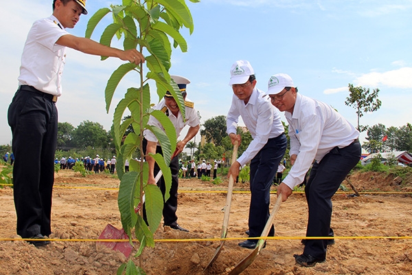 Vice Chairman Vo Van Chanh plants tree at  Brigade 25. 