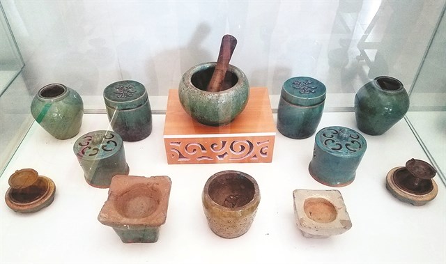 A collection of ceramic products by Dương Cao Sang is displayed at the exhibition in Bình Dương Museum. (Photo: tuoitre.vn)