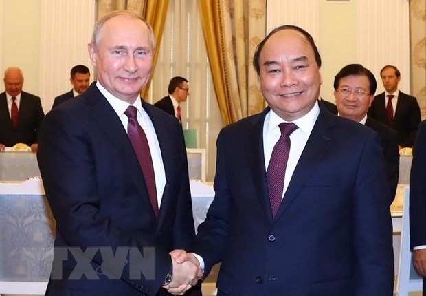 Prime Minister Nguyen Xuan Phuc (R) meets President Vladimir Putin in Moscow on May 22 (Photo: VNA)