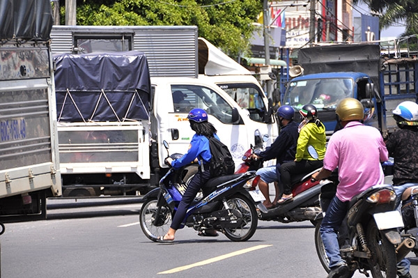 Giao thông lộn xộn, người đi xe máy bị “vây” giữa các phương tiện lớn đoạn qua khu vực ngã ba Suối Cát (xã Suối Cát, huyện Xuân Lộc). Ảnh: T.HẢI