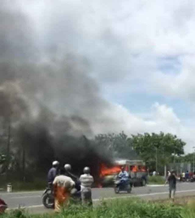 The minibus suddenly burst into flames in Dong Nai Province on May 24