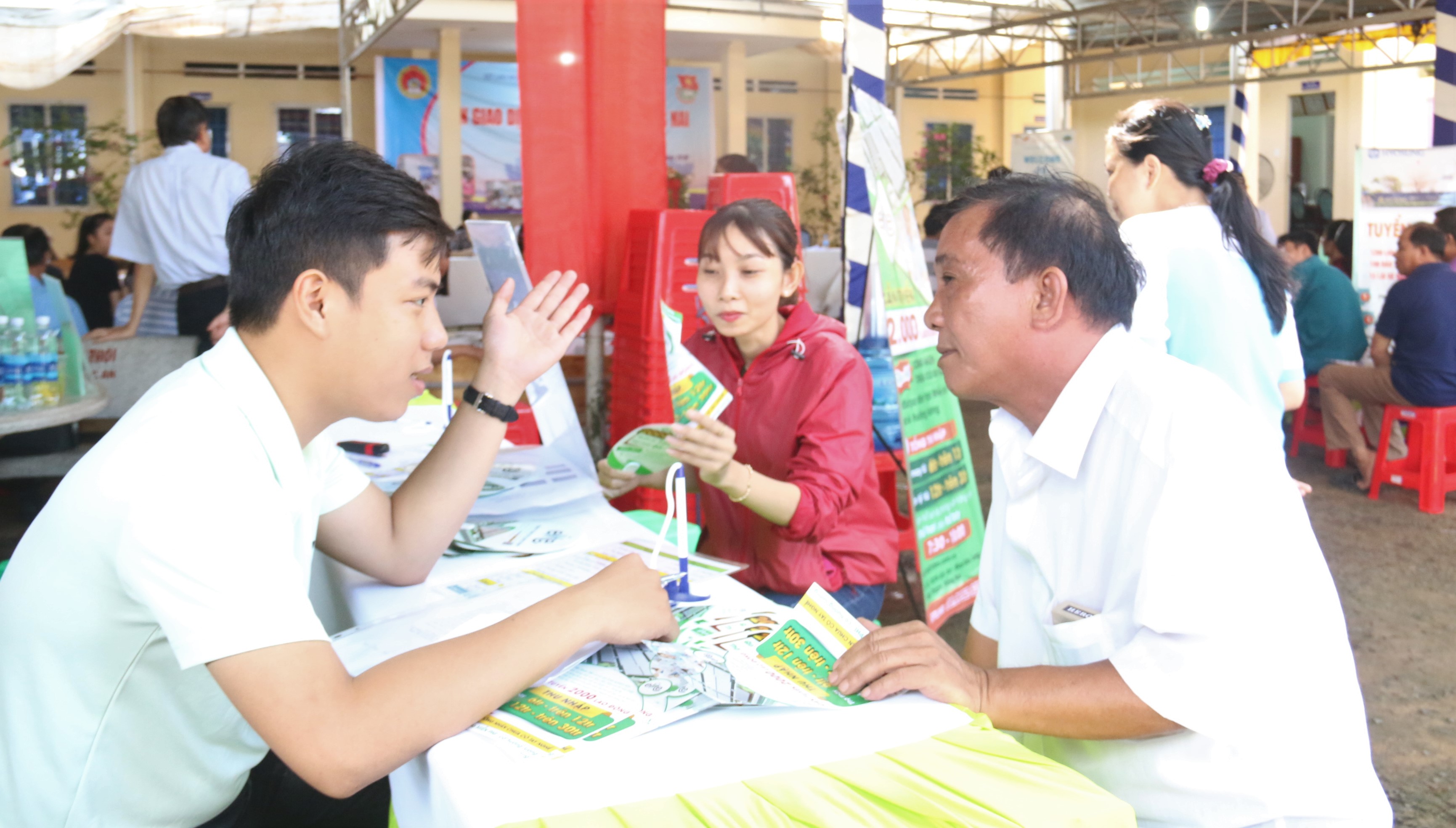 Mobile job fair organized in Suoi Trau commune