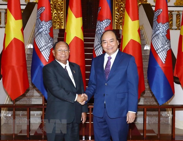 Prime Minister Nguyen Xuan Phuc (right) and President of the Cambodian National Assembly Samdech Heng Samrin 