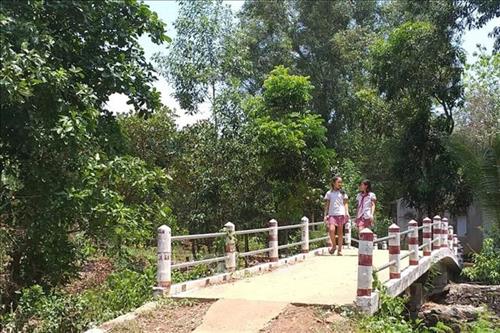 A new concrete bridge connecting Gia Canh Commune with Phú Lợi Commune in Đồng Nai Province. VNA/VNS Photo Lê Xuân  Read more at http://vietnamnews.vn/sunday/features/520749/man-builds-safe-bridges-for-poor-communities.html#VqXs9cWJvHzMcLgY.99