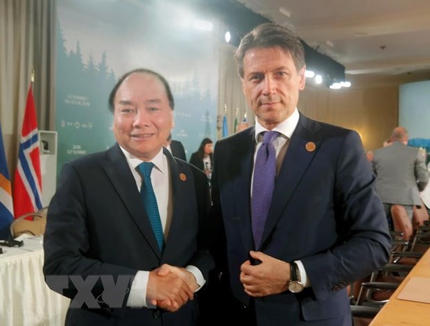 Prime Minister Nguyen Xuan Phuc (L) meets Italian Prime Minister Giuseppe Conte on the sidelines of expanded G7 Summit