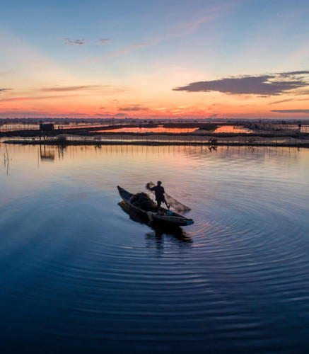 According to photographers, the best time to enjoy the breathtaking scenery of Chuon lagoon is at sunrise where many popular images of the activities of locals on fishing boats have been captured.