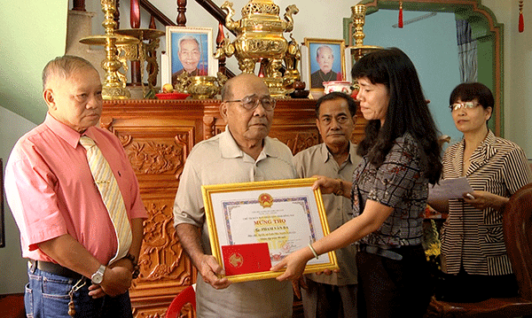 Visiting and presenting gifts to elderly people