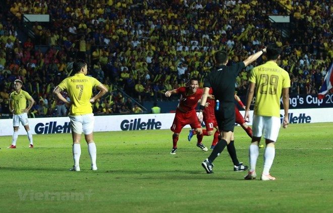 Player Anh Duc (centre, number 11) who makes the goal that leads Vietnam to victory (Photo: VNA)