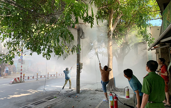 Trụ điện bỗng nhiên bốc cháy