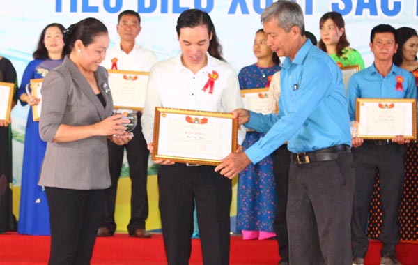 Cán bộ gương mẫu, vì người lao động