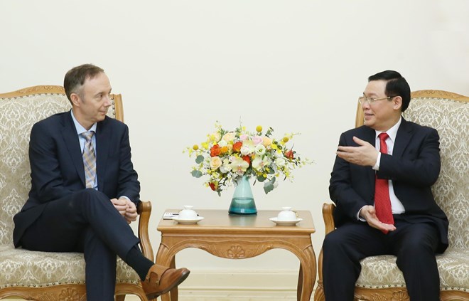 Deputy Prime Minister Vuong Dinh Hue (R) and Nike Vice President Chris Helzer.