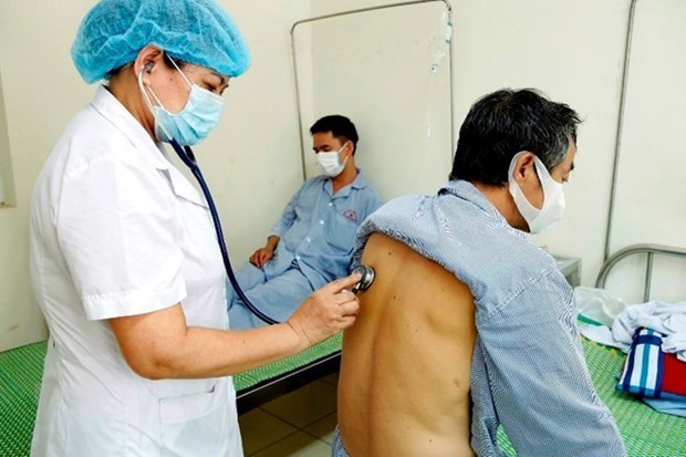 Giving treatment to TB patients (Photo: VNA)