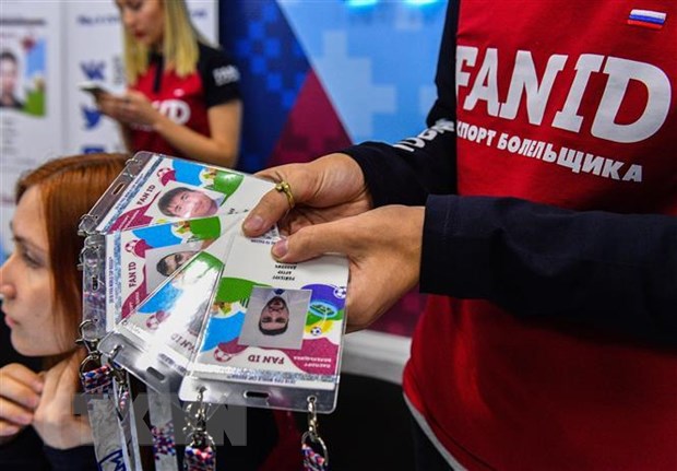 Những chiếc thẻ Fan ID được phát hành trong thời gian diễn ra World Cup 2018. (Ảnh: AFP/TTXVN)