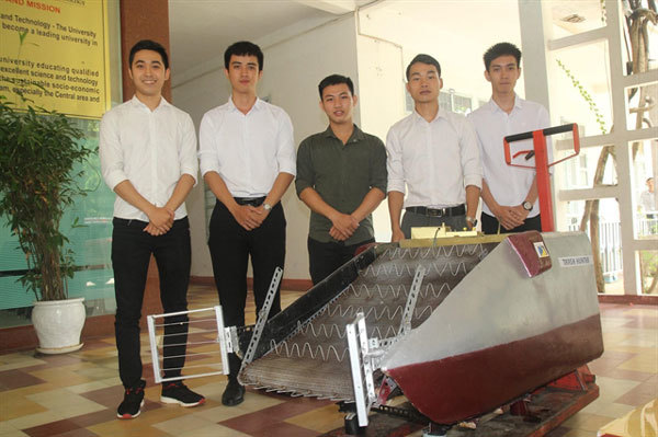 The students from Da Nang Technology and Science College pose for a photo with their trash collector, the nation's first amphibious machine to collect rubbish both on land and in the water. Photo courtesy of Vo Anh Khoa