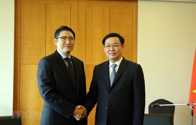 Deputy PM Vuong Dinh Hue (R) and Chairman of Hyosung Group Cho Hyun-joo 