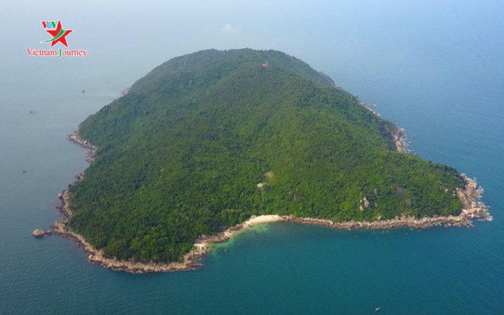   Son Cha island, also known as Hon Chao island, is located at the foot of the Hai Van pass, and is part of Lang Co town in Phu Loc district in the central province of Thua Thien Hue