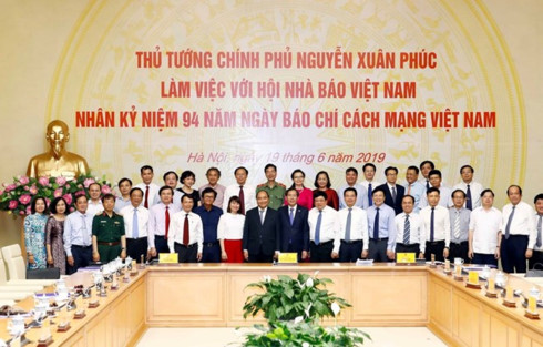 PM asks press to intensify fight against fake news
