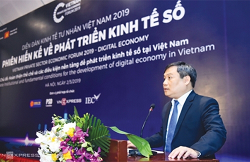 Deputy Minister of Information and Communications Nguyen Thanh Hung addresses at a conference on development of digital economy in Vietnam__Photo: Internet