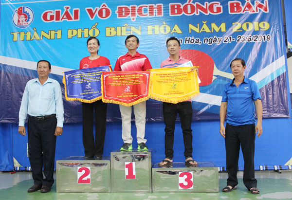 Ban tổ chức trao cờ cho 3 đơn vị dẫn đầu toàn đoàn