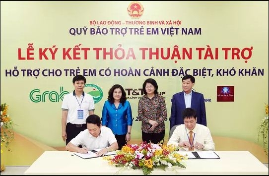 Phó Chủ tịch nước Đặng Thị Ngọc Thịnh chứng kiến việc ký kết đóng góp cho Quỹ Bảo trợ trẻ em Việt Nam