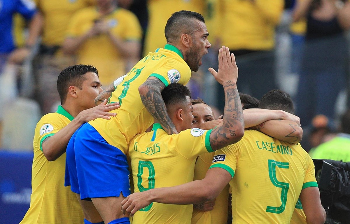 Brazil thẳng tiến tứ kết Copa America 2019 sau màn hủy diệt