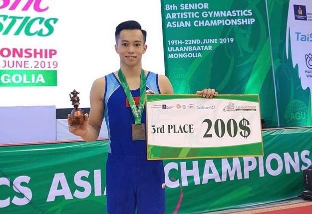 Le Thanh Tung wins bronze medal in the men’s horizontal bar after finishing third behind China's Hu Xuwei and Chinese Taipei's Tang Chia-Hung (Photo facebook Le Thanh Tung)