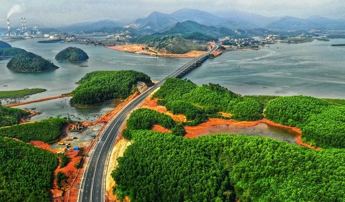 With a total length of 60km, the Ha Long-Van Don highway first came into operation in late 2018. It is widely considered to be one of the most beautiful coastal roads in the north and features some stunning landscapes