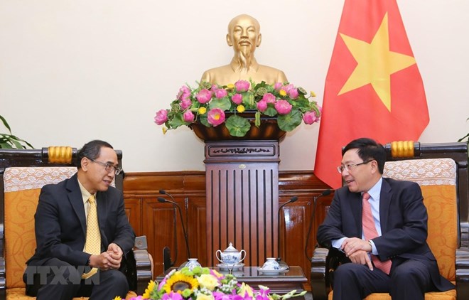 Deputy Prime Minister Pham Binh Minh (R) and Thai Ambassador to Vietnam Tanee Sangrat