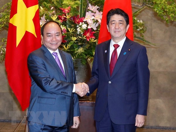 Prime Minister Nguyen Xuan Phuc (L) and Prime Minister Shinzo Abe.