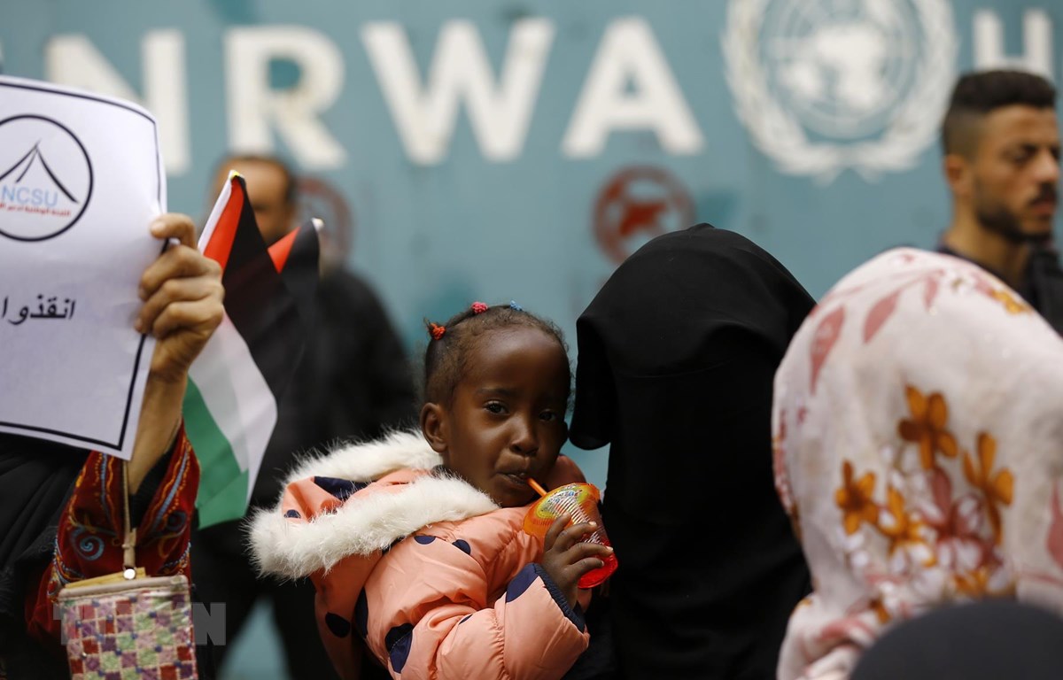 Người tị nạn Palestine bên ngoài trụ sở UNRWA tại thành phố Gaza ngày 15-3. (Ảnh: AFP/ TTXVN)