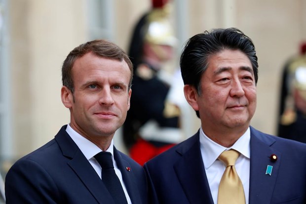 Tổng thống Pháp Emmanuel Macron và Thủ tướng Nhật Bản Shinzo Abe. (Nguồn: Reuters)