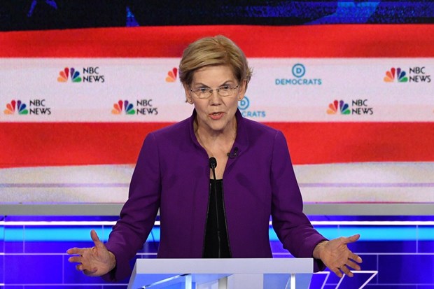 Ứng cử viên Elizabeth Warren phát biểu trong cuộc tranh luận tại Miami, Florida. (Ảnh: AFP/ TTXVN)