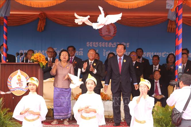 Lễ thả chim bồ câu cầu chúc cho hòa bình tại buổi lễ. Ảnh: Nhóm P/v TTXVN tại Campuchia