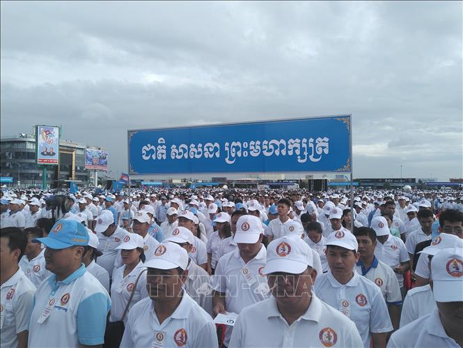 Khoảng 3 vạn đảng viên và người ủng hộ CPP tham dự buổi lễ. Ảnh: Nhóm P/v TTXVN tại Campuchia
