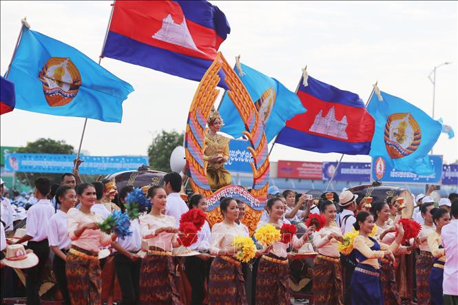 Tiết mục văn nghệ và biểu tượng của đảng CPP chào mừng buổi lễ. Ảnh: Nhóm P/v TTXVN tại Campuchia