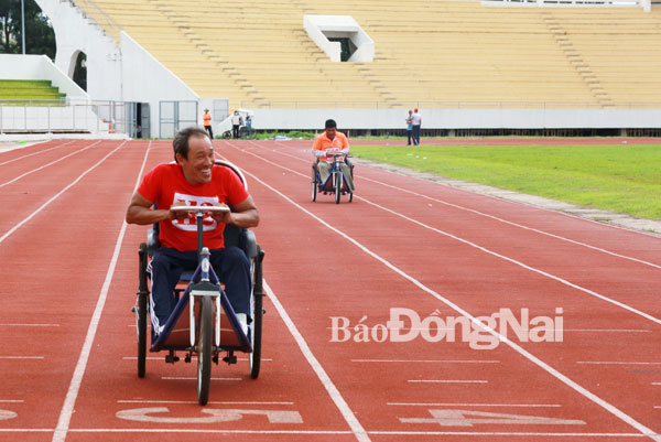 Ông Lê Thái Minh (57 tuổi, làm rẫy ở TP. Long Khánh) thể hiện sự vui vẻ khi về nhì nội dung 200m xe lăn hạng thương tật T53.