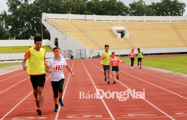 Các VĐV chạy 200m nữ hạng thương tật T11, 12, 14 dành cho người khiếm thị.