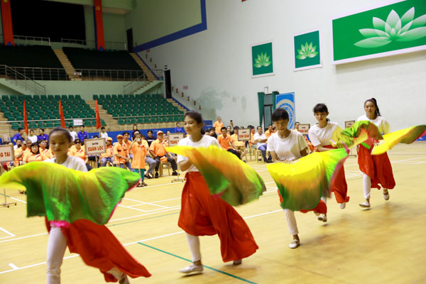 Tiết mục múa do các em học sinh Trung tâm nuôi dạy trẻ khuyết tật Đồng Nai biểu diễn tại lễ khai mạc.