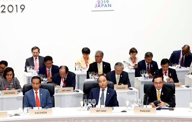 Prime Minister Nguyen Xuan Phuc (front, centre) at the first session of the 14th G20 Summit 