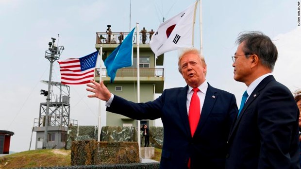 Tổng thống Mỹ Donald Trump và người đồng cấp Hàn Quốc Moon Jae-in tại DMZ. (Ảnh: CNN)