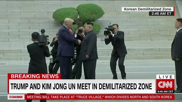  Khoảnh khắc lịch sử hai nhà lãnh đạo Mỹ-Triều Tiên bắt tay nhau tại khu DMZ. (Nguồn: CNN)