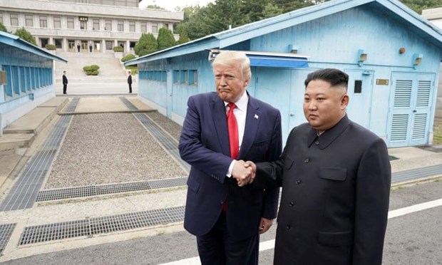 Cái bắt tay lịch sử giữa Tổng thống Donald Trump và nhà lãnh đạo Kim Jong-un. (Ảnh: Reuters)