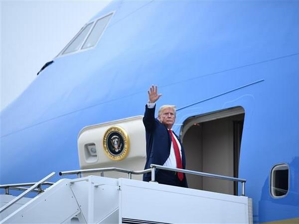 Tổng thống Mỹ Donald Trump lên chiếc chuyên cơ Không lực Một ở căn cứ không quân Osan tại Pyeongtaek, Hàn Quốc để về nước ngày 30-6-2019. (Ảnh: AFP/TTXVN)