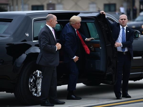  Tổng thống Mỹ Donald Trump (giữa) tới căn cứ không quân Osan ở Pyeongtaek, Hàn Quốc để lên đường về nước ngày 30/6/2019. (Ảnh: AFP/TTXVN )