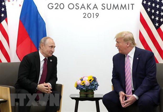 Tổng thống Nga Vladimir Putin (trái) và Tổng thống Mỹ Donald Trump trong cuộc gặp bên lề Hội nghị thượng đỉnh G20 tại Osaka, Nhật Bản, ngày 28-6-2019. (Nguồn: AFP/TTXVN)