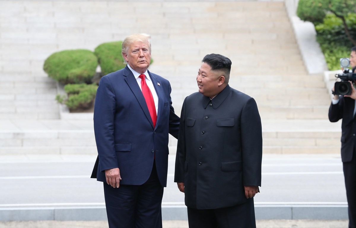 Tổng thống Mỹ Donald Trump (trái) và nhà lãnh đạo Triều Tiên Kim Jong-un trong cuộc gặp ở làng đình chiến Panmunjom tại Khu phi quân sự (DMZ) chiều 30-6-2019. (Nguồn: Yonhap/TTXVN)