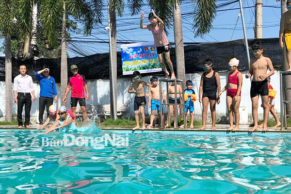 Trẻ em xã Long An (huyện Long Thành) tham gia lớp học bơi miễn phí
