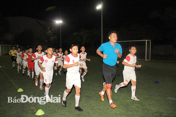 Một buổi học kỹ năng bóng đá của các cầu thủ nhí